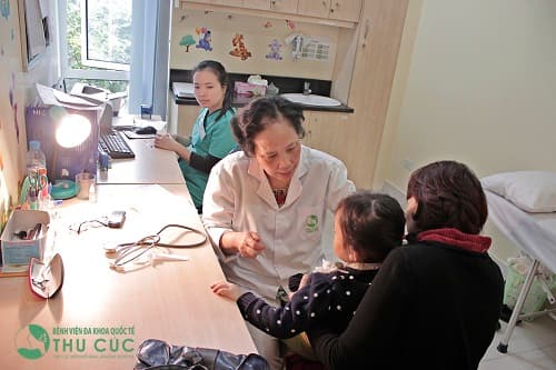 Cha mẹ cần đưa bé đi khám để được tư vấn điều trị kịp thời, loại bỏ sớm bệnh
