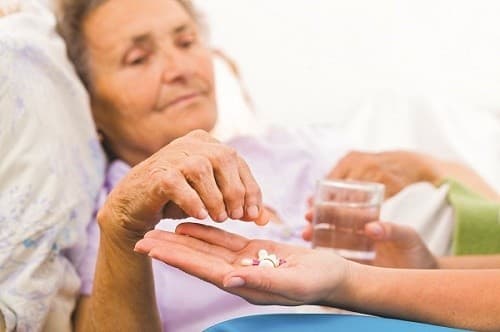 Người bệnh cường giáp cần tuân thủ theo đúng đơn thuốc chỉ định của bác sĩ để cải thiện tình trạng sức khỏe