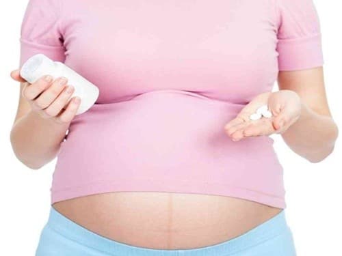 Bổ sung sắt, canxi khi mang thai cần tham khảo ý kiến của bác sĩ sản khoa.