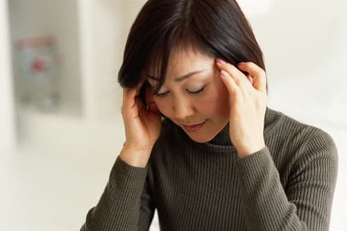 Có nhiều bệnh nhân cho hay họ cảm thấy lạc lõng trong một vài giờ đồng hồ hoặc một vài ngày trước cơn động kinh.