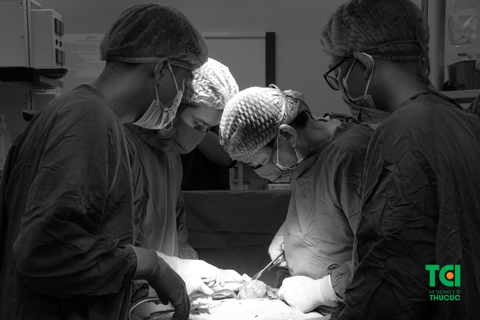 Phẫu thuật điều trị u xơ tử áp dụng khi khối u gây ra các triệu chứng