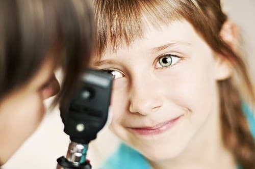 Thoái hóa điểm vàng không gây mù thường không gây mùi nhưng ảnh hưởng xấu tới sinh hoạt hàng ngày, người bệnh sẽ gặp nhiều khó khăn khi đọc sách hay lái xe.