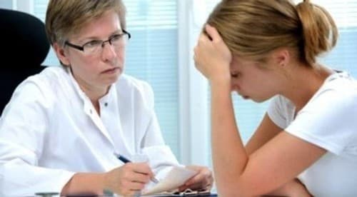 Khi có hiện tượng kinh nguyệt màu đen chị em phụ nữ nên đi khám phụ khoa càng sớm càng tốt.