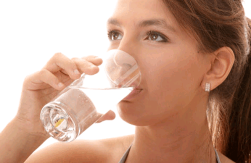 Uống nhiều nước sẽ giúp đào thải các sỏi nhỏ ra khỏi cơ thể dễ dàng