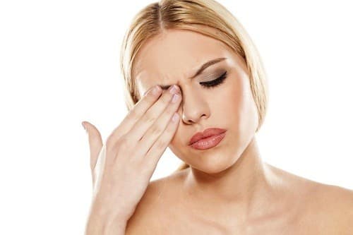 Khô và ngứa mắt là tình trạng thường gặp, xuất phát từ nhiều nguyên nhân khác nhau.