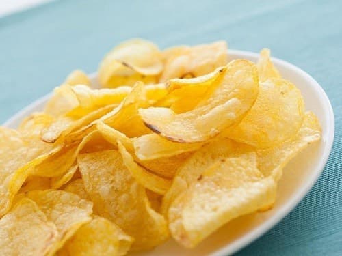 Các vi khuẩn có trong mảng bám ở răng có thể phá vỡ các loại thực phẩm giàu tinh bột như khoai tây chiên thành axit.