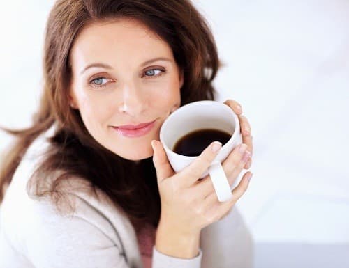 Uống cà phê hay các thức uống có chứa caffeine trước giờ đi ngủ có thể dẫn tới trằn trọc, khó đi vào giấc ngủ.
