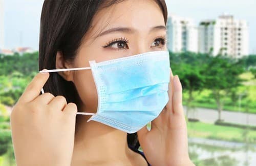 Để phòng polyp mũi tái phát, người bệnh cần chú ý tránh các dị nguyên gây bệnh như khói bụi bằng cách đeo khẩu trang