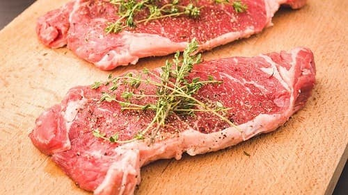 Những người có vấn đề về gan nên tránh các loại thịt đỏ như thịt bò, thịt lợn… 