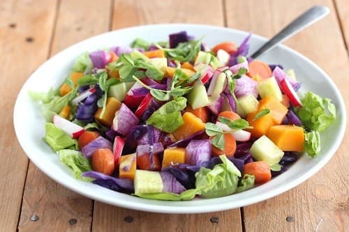 Để tăng nồng độ chất chống oxy hóa cho chế độ ăn uống hàng ngày, chọn các loại rau quả có màu sắc tươi sáng như quả mọng, quả anh đào, trái cây họ cam quýt, cà chua, rau bina, cải xoăn, bông cải xanh...