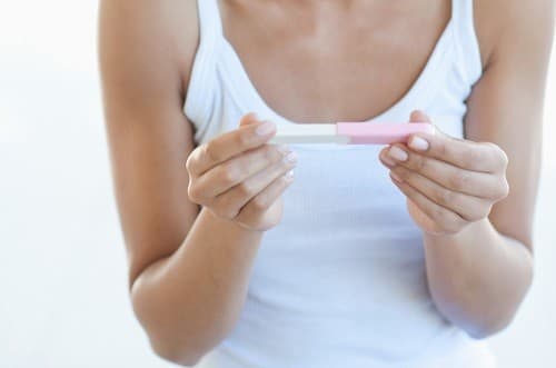 Tùy theo mong muốn và kế hoạch sinh con của người bệnh, bác sĩ sẽ chỉ định phương pháp điều trị cụ thể như dùng thuốc kích thích phóng noãn hoặc phẫu thuật buồng trứng.