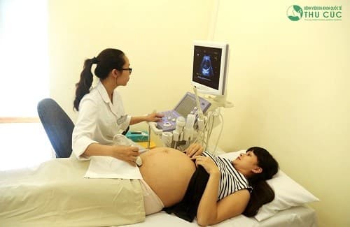 Chị em cần thường xuyên khám thai định kỳ nhằm theo dõi tình trạng sức khỏe và sự phát triển của thai nhi