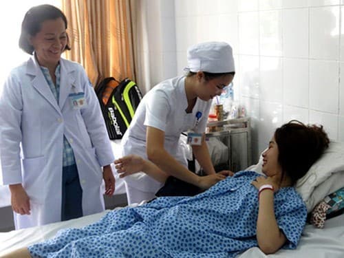 Chị T được kiểm tra lần cuối trước khi xuất viện 