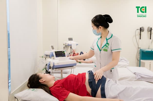 Sản phụ được theo dõi tim thai và cơn gò với dàn máy Monitoring hiện đại
