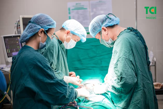 Trong trường hợp u xơ tử cung có kích thước lớn thì được chỉ định phẫu thuật nội soi cắt khối u để ngăn biến chứng