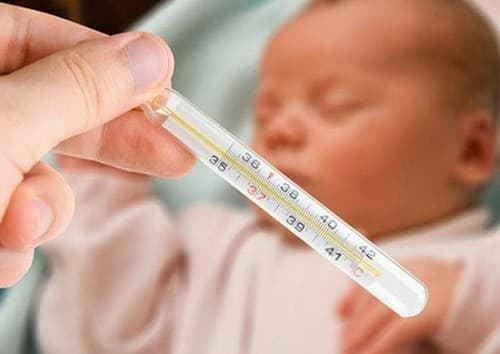 Trẻ thường bị sốt cao, hay quấy khóc, ngủ li bì...khi bị viêm phổi