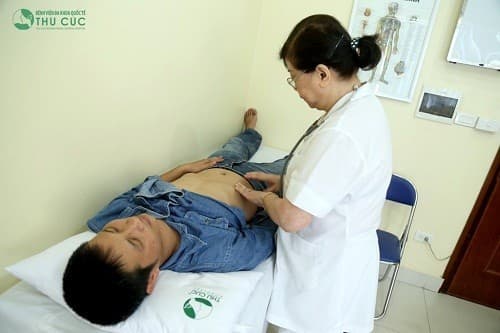 Người bệnh cần đi khám ngay khi có dấu hiệu bị đau khớp háng bên phải (ảnh minh họa)