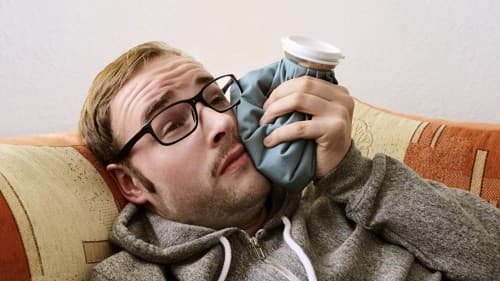 Súc miệng với nước ấm hoặc nước muối hay chườm đá cũng là cách hiệu quả giúp giảm bớt khó chịu do răng khôn.