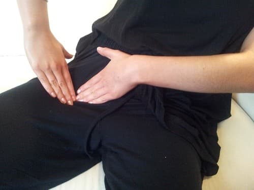 Bệnh thường gây đau háng với mức độ tăng dần, ảnh hưởng tới vận động, sinh hoạt