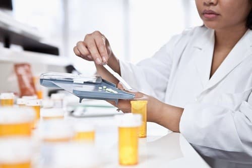 Bác sĩ thường sẽ kê đơn thuốc giảm đau để người bệnh thoải mái hơn.