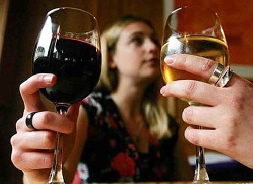 Sau mổ polyp cổ tử cung nên tránh bia, rượu, thuốc lá và thực phẩm chế biến sẵn