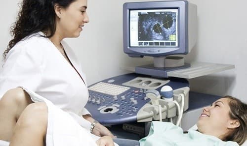 Với phụ nữ mang thai, siêu âm đầu dò được tiến hành trong giai đoạn mang thai sớm