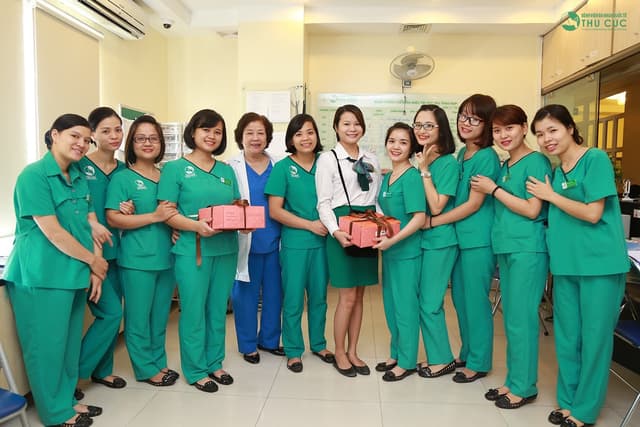 Ban lãnh đạo tặng quà nhân ngày 20/10