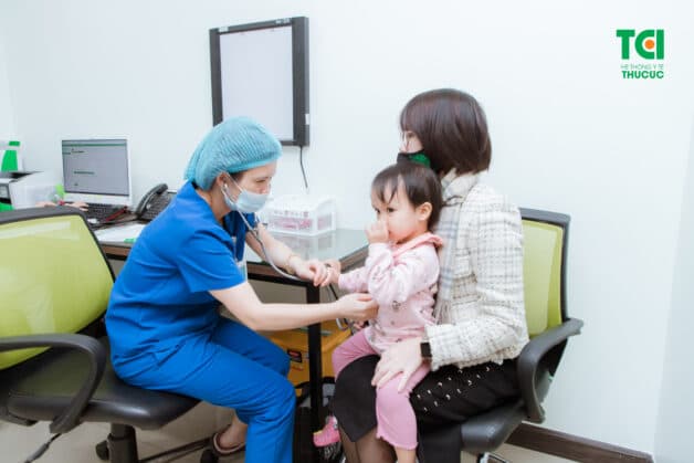 Khi có dấu hiệu viêm tiểu phế quản, bố mẹ cho trẻ thăm khám với chuyên gia ngay