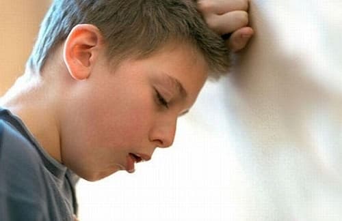 Hen phế quản ở trẻ thường biểu hiện bằng những cơn ho dai dẳng, khó thở...