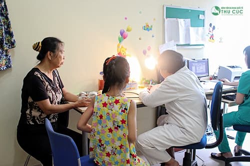 Cha mẹ cần đưa trẻ đi khám và tuân thủ theo chỉ định của bác sĩ để hỗ trợ điều trị nhanh chóng bệnh