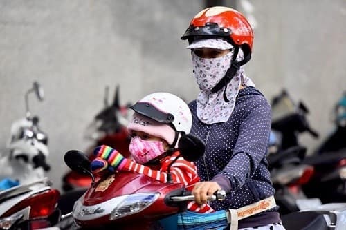 Cần giữ ấm cơ thể khi thời tiết chuyển mùa để phòng tránh nguy cơ mắc bệnh ở đường hô hấp