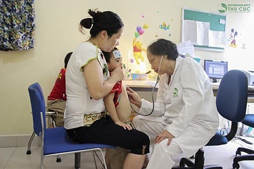 Cha mẹ cần đưa trẻ đi khám để được bác sĩ tư vấn phương pháp chữa trị bệnh phù hợp (ảnh minh họa)
