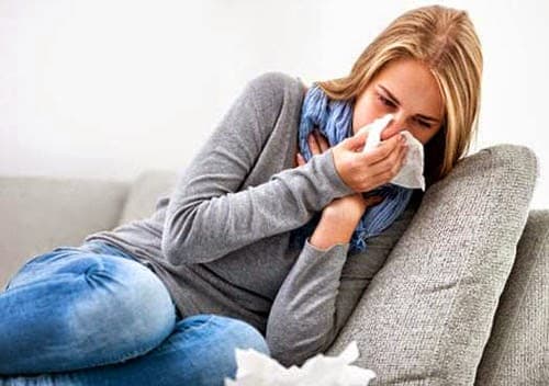 Viêm phế quản cấp thường khởi phát với các triệu chứng như sốt nhẹ, hắt hơi, sổ mũi, chảy nước mũi, đau rát họng.