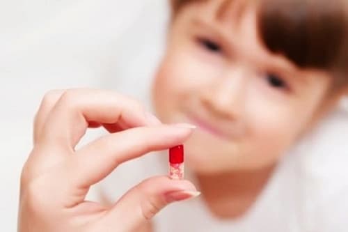 Việc dùng thuốc điều trị viêm phổi cho trẻ cũng phải tuân thủ theo chỉ định của bác sĩ