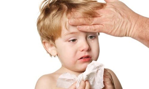 Trẻ bị viêm phổi sẽ có các biểu hiện như sốt cao, rét run, suy hô hấp...ảnh hưởng tới sức khỏe của trẻ