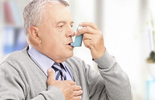 Người cao tuổi cần tuân thủ theo đúng đơn thuốc chỉ định của bác sĩ nhằm cải thiện sớm bệnh hen phế quản