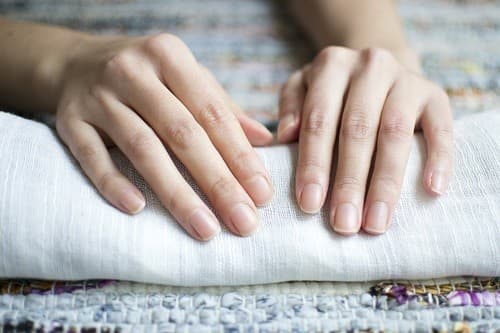 Móng tay có sự thay đổi bất thường về màu sắc, kích cỡ, độ dày, đó là những dấu hiệu báo trước về sức khỏe, trong đó có các vấn đề về thận.