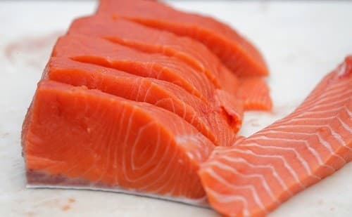  Cá chứa chứa axit béo omega-3 có khả năng hạn chế nguy cơ thoái hóa điểm vàng, bệnh tăng nhãn áp và hội chứng khô mắt.