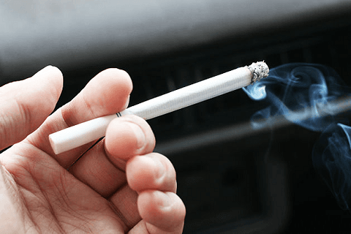 Những người thường xuyên hút thuốc lá hoặc hít thuốc lá thụ động...là nguyên nhân gây viêm phế quản