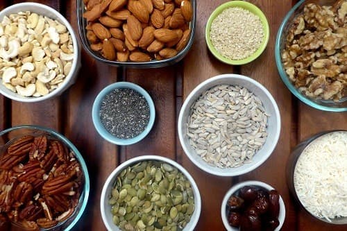 Nguồn cung cấp vitamin E hàng đầu từ thực phẩm bao gồm dầu mầm lúa mì, quả hạnh, bơ hạnh nhân, hạt hướng dương, dầu hướng dương và dầu cây rum.