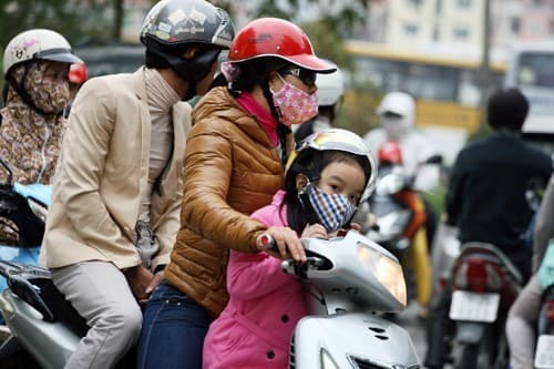 Bảo vệ cơ thể khi thời tiết chuyển mùa bằng cách mặc ấm sẽ giúp phòng tránh nguy cơ mắc viêm phế quản cấp