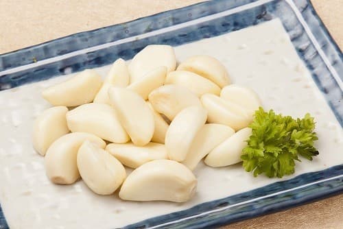 emTỏi giúp gan kích hoạt các enzyme loại bỏ độc tố./em