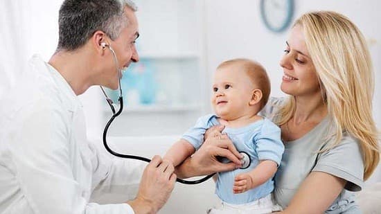 Bạn nên đến cơ sở chuyên khoa để thăm khám khi trẻ bị viêm phổi