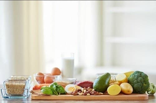 Chế độ ăn uống cân bằng, đầy đủ chất dinh dưỡng sẽ giúp cơ thể có đủ năng lượng và sức đề kháng để phòng chống lại bệnh tật. 