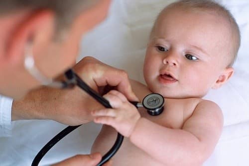 Viêm tiểu phế quản ở trẻ thường gây ra những triệu chứng như ho, sốt, tím tái....