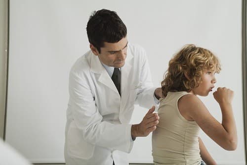 Nếu bị ho và tắc mũi kèm theo đờm lẫn máu, đau ngực nặng hoặc sốt trên 39 độ C, cần phải điều trị kịp thời.