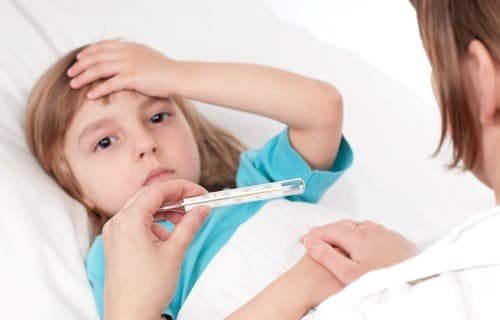 Đa số bệnh nhân lao sơ nhiễm có triệu chứng âm thầm như: sốt nhẹ về chiều, mệt mỏi, chán ăn, sút cân, đổ mồ hôi lúc ngủ dù trời lạnh. 