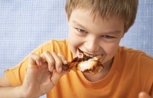 Để phòng hen phế quản ở trẻ tái phát cha mẹ cần tránh cho trẻ ăn những thực phẩm dễ gây dị ứng, bổ sung nhiều rau củ quả