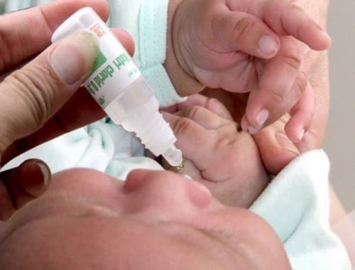 Việc lạm dụng thuốc nhỏ mũi thường xuyên cũng không tốt cho bé, có thể khiến bệnh nặng hơn