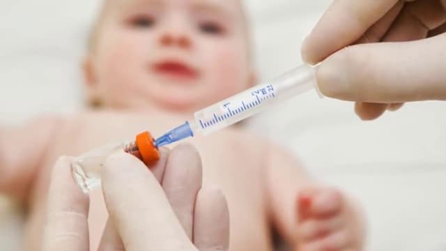 Trẻ tiêm phòng sởi về có bị sốt không?